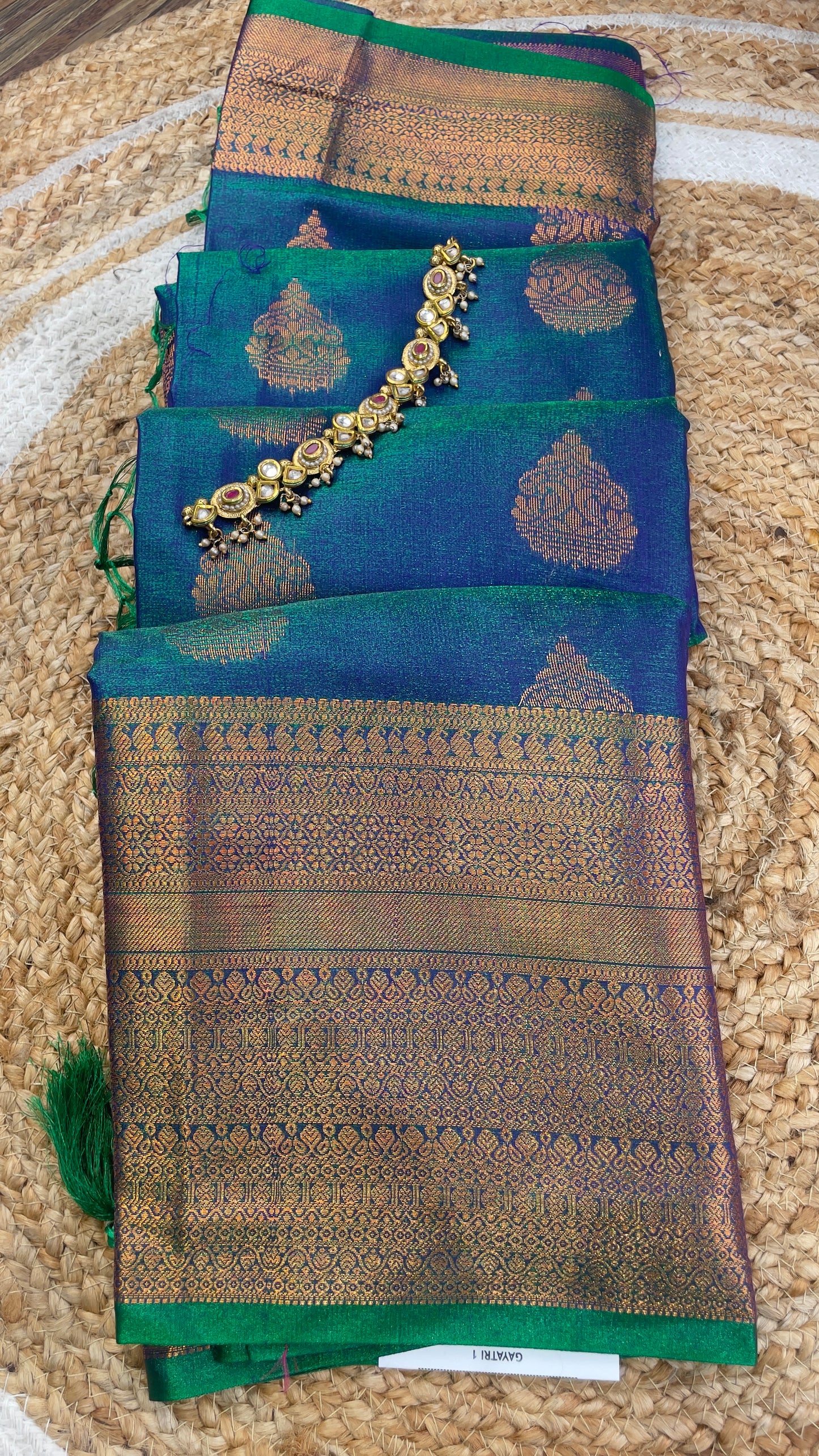 SEMI SILK GAYATRI - V6 code : 061